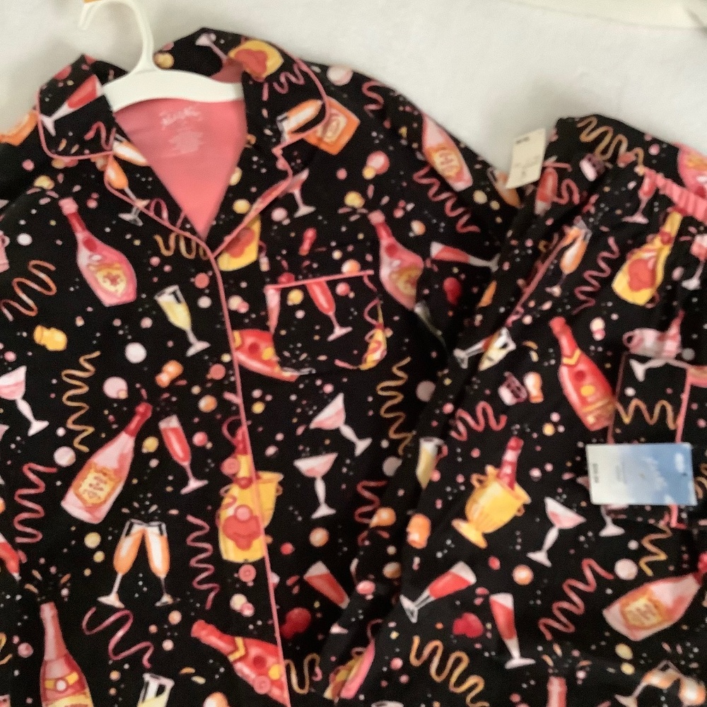 NWT Nick and Nora Flannel Pajamas.  Champagne bottles and flutes.  Size small